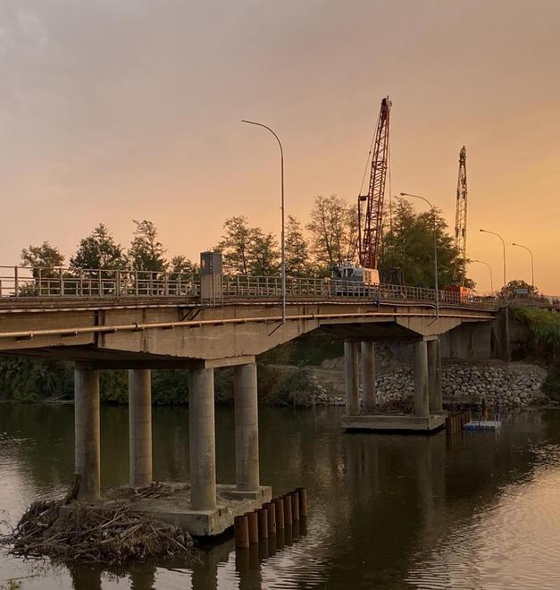 Il ponte sull’Arno resta chiuso, la fine dei lavori slitta a metà dicembre 