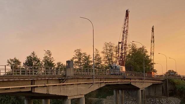 Il ponte sull’Arno resta chiuso, la fine dei lavori slitta a metà dicembre