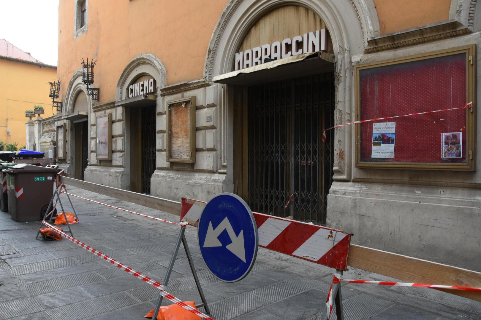 Il palazzo dell'ex cinema Marraccini transennato: la strada è interrotta (Foto Agenzia Bf)