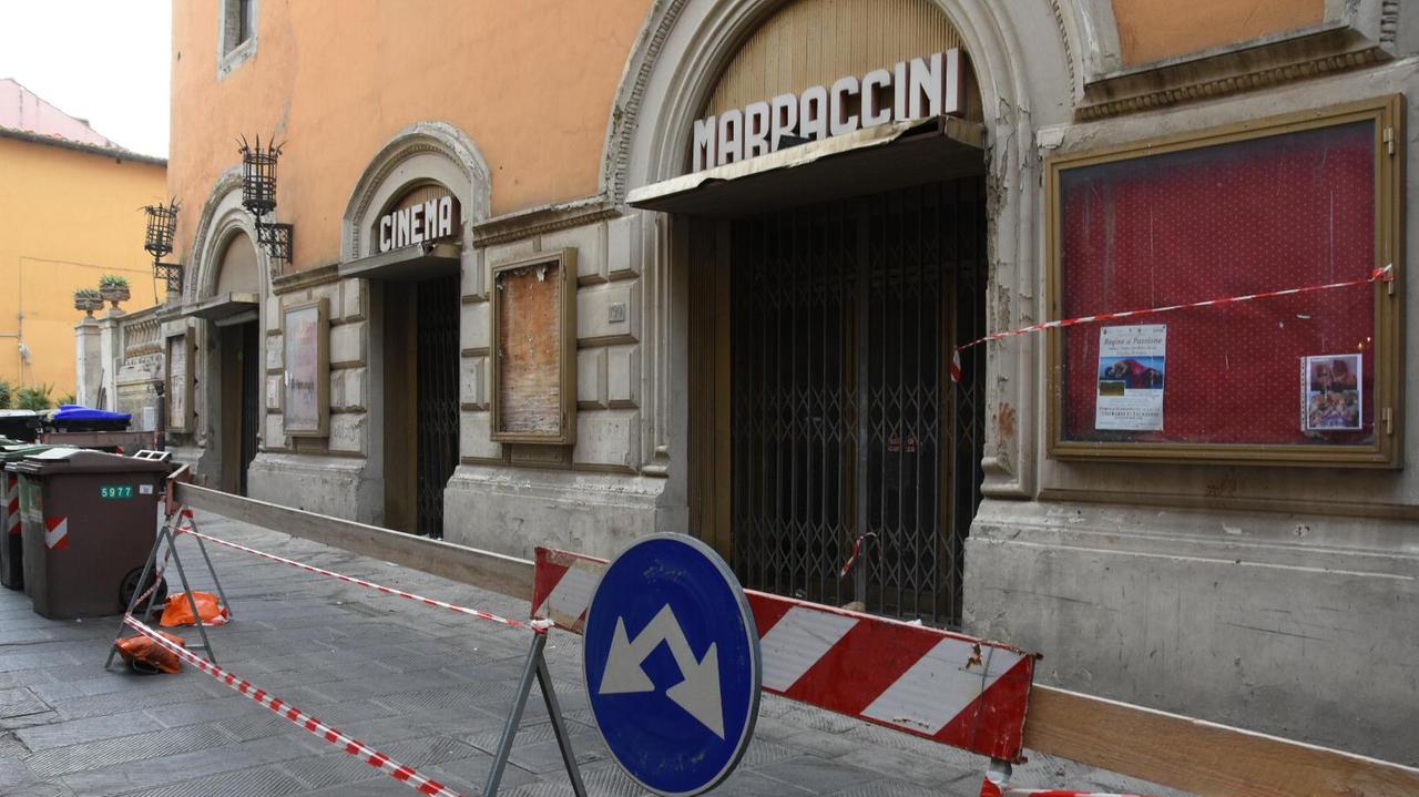 Il palazzo dell'ex cinema Marraccini transennato: la strada è interrotta (Foto Agenzia Bf)