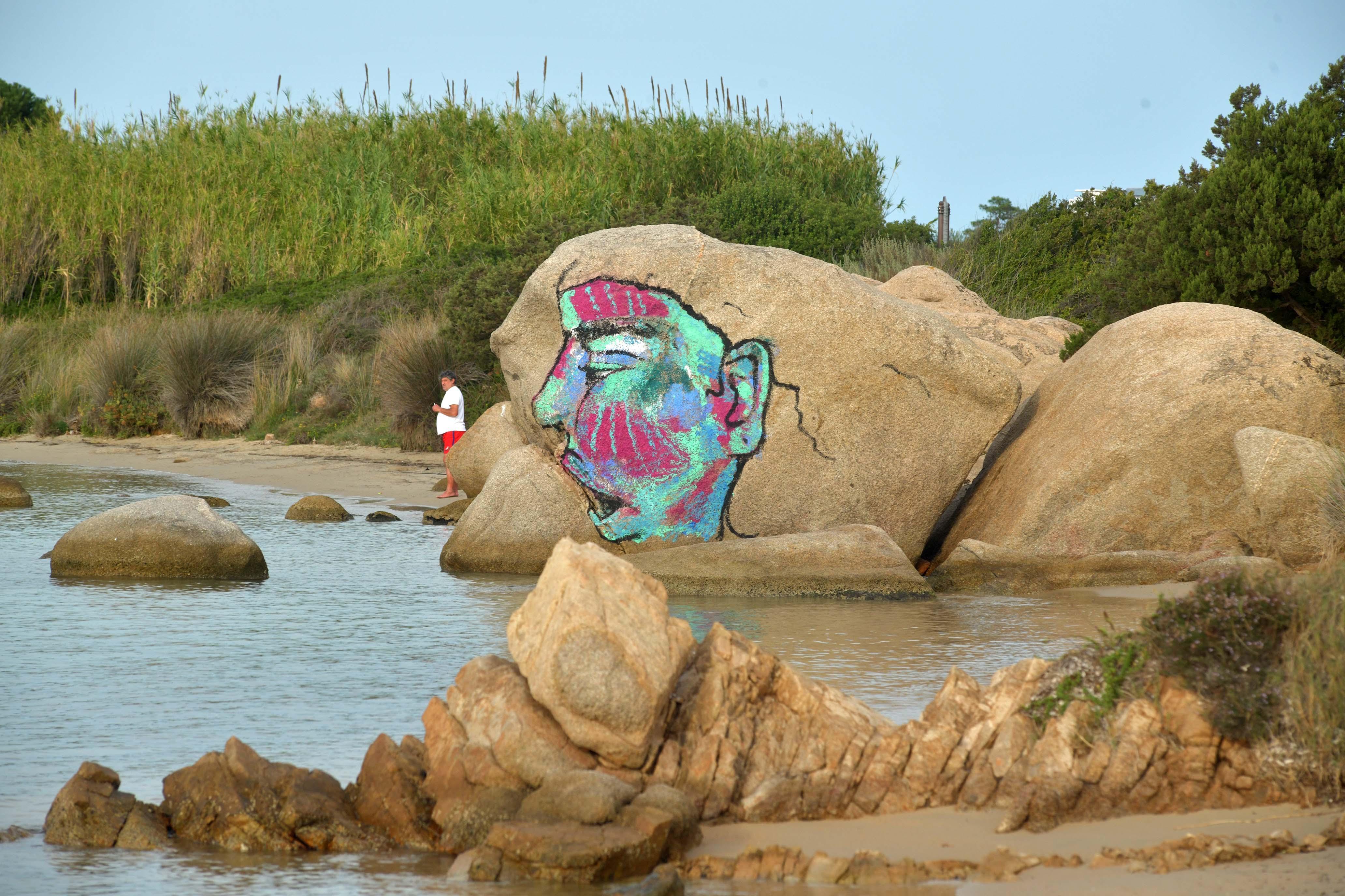 Lo scoglio imbrattato (foto Vanna Sanna)