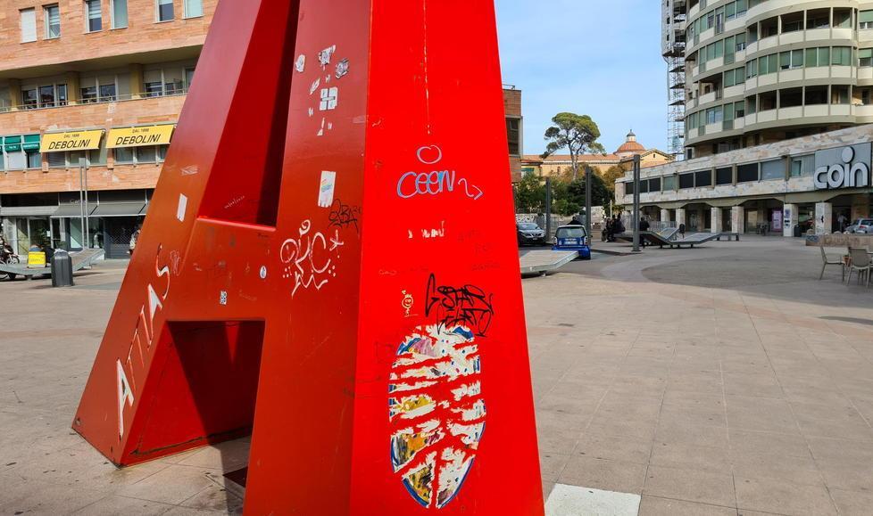 Vandalizzata, scritta o usata come scivolo. Ora per rifare la “A” servono 12mila euro 