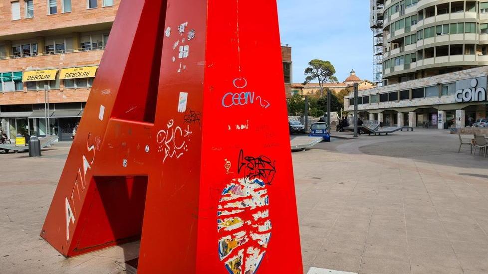 Vandalizzata, scritta o usata come scivolo. Ora per rifare la “A” servono 12mila euro