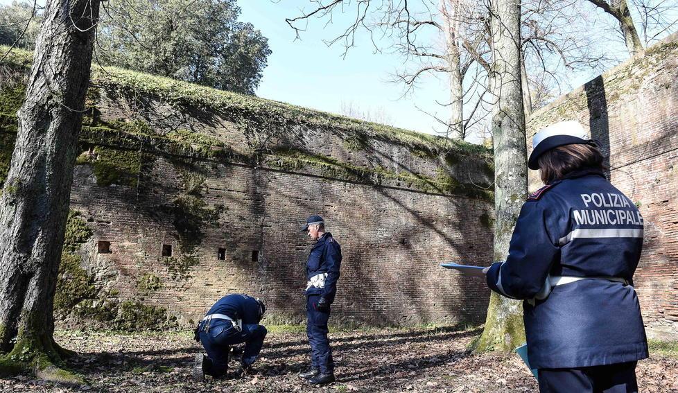 Bimbo caduto dalle Mura di Lucca, niente tribunale: gli imputati rischiano “solo” una multa di 600 euro