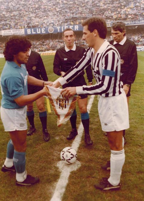 napoli-Juventus: Maradona e Scirea prima della gara sotto lo sguardo di Redini