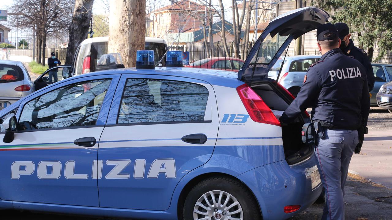 Una volante della polizia di Stato (foto d'archivio)