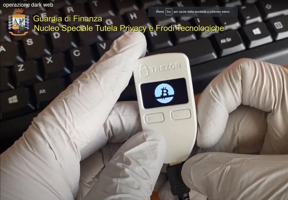 Mercato nero nel dark web: arrestati due modenesi che avevano fatto i milioni con droga, refurtiva e falsi