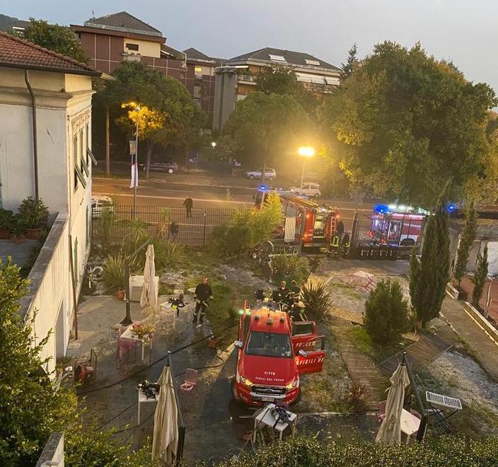 Scoppia incendio dentro un bar: paura lungo via XX Settembre