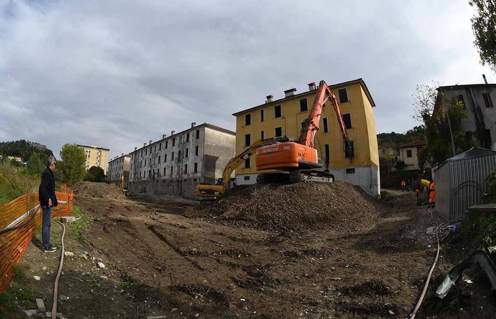 Demolite le prime case del quartiere Matteotti 