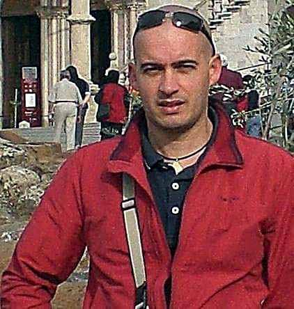Il sindaco sistema la strada «Grazie, ci ha cambiato la vita» 