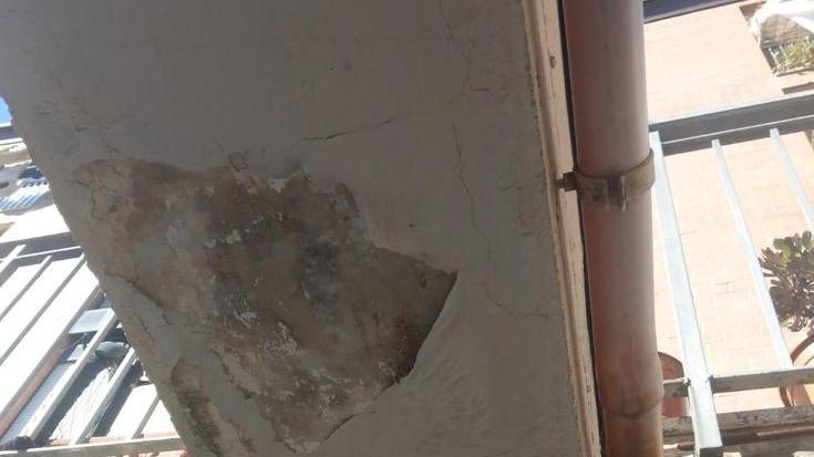 Via Pierin del Vaga, case popolari in preda a infiltrazioni e degrado