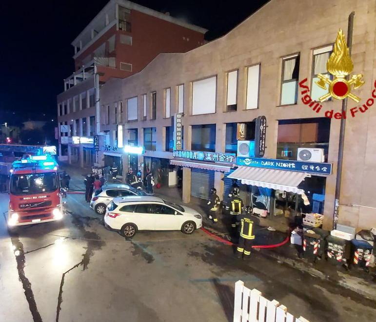 Otto persone intossicate in un incendio 