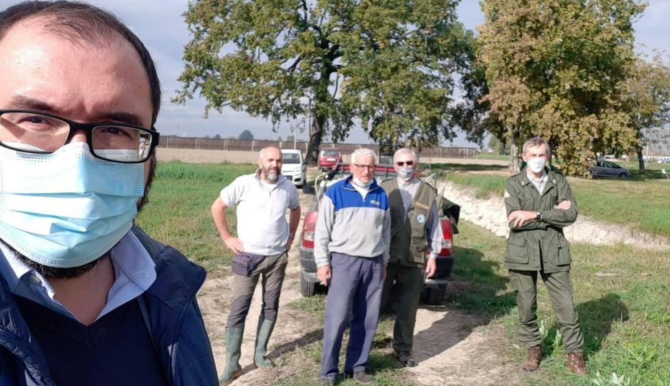 I volontari salvano i pesci senz’acqua nel canale di Calvetro