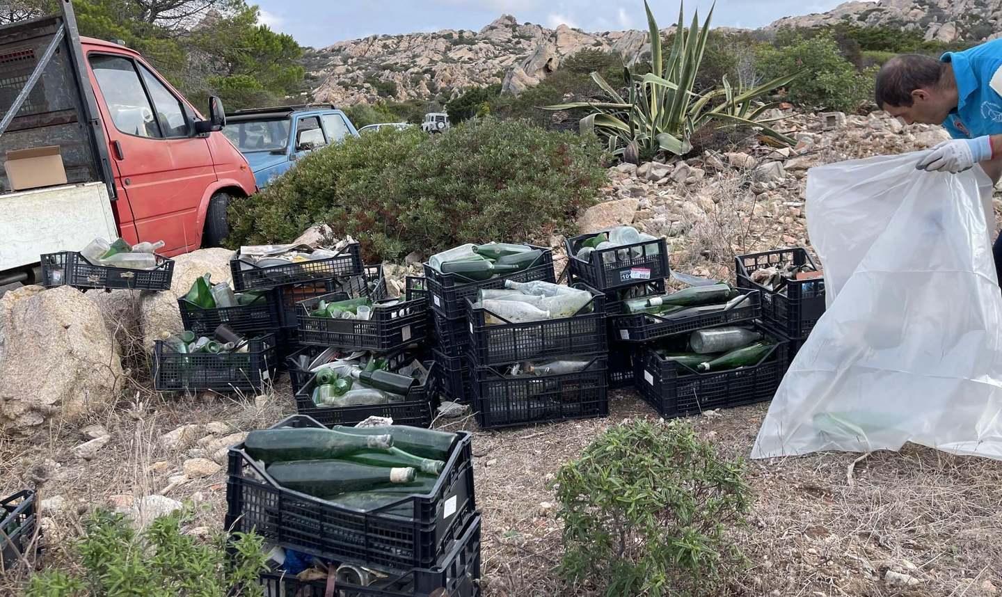 I volontari: «A La Maddalena aumentano le discariche abusive»