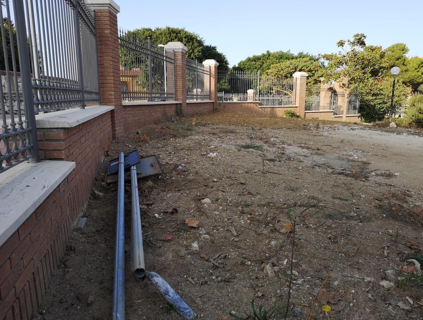 L’incuria nel parco di San Gavino dopo i lavori per la cancellata