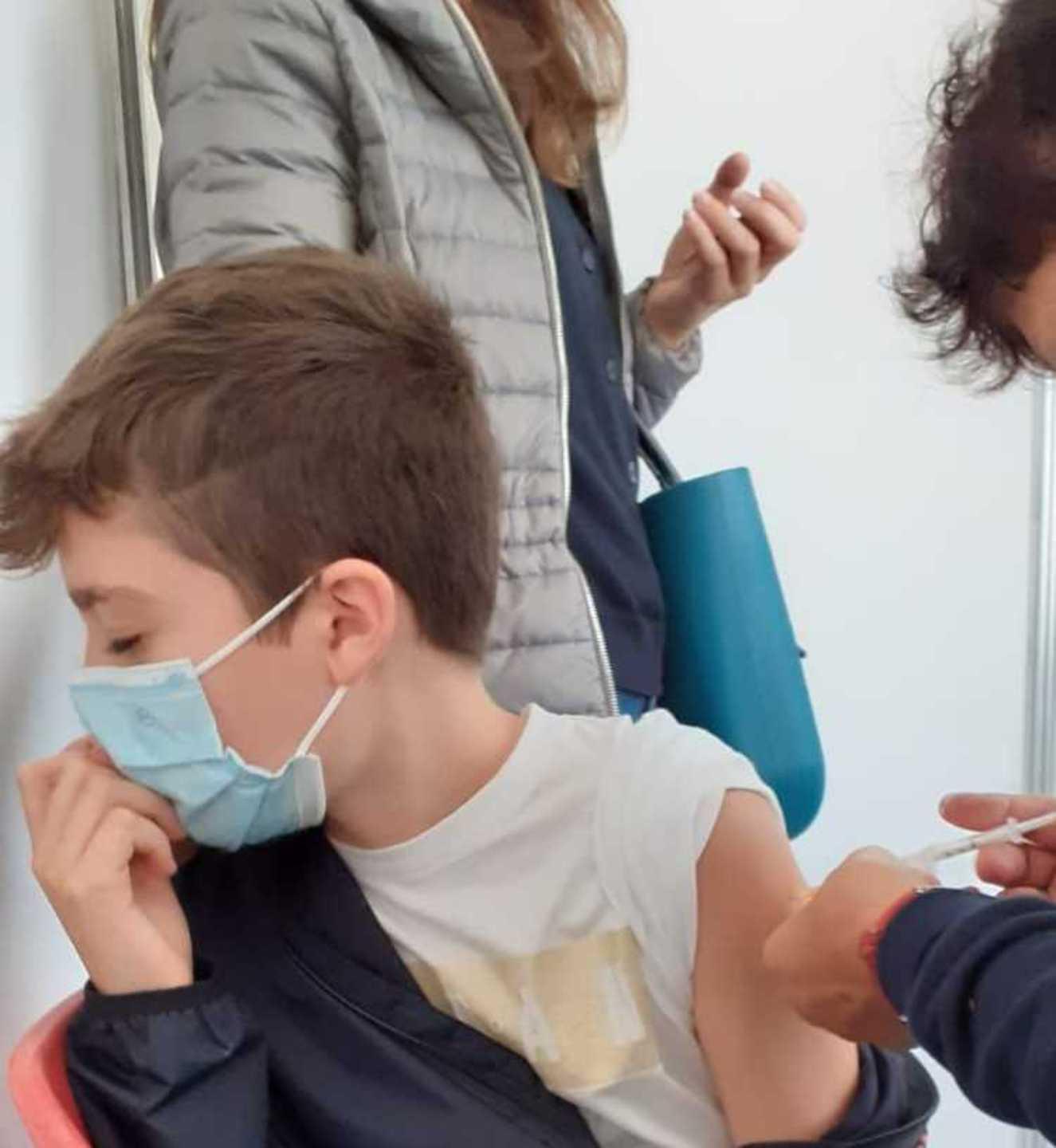 Compie 12 anni e festeggia ricevendo il vaccino anti Covid 