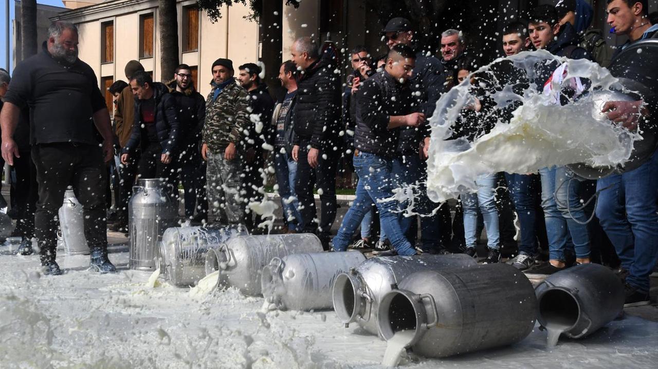 Il latte versato manda ko la fontana di piazza Roma 