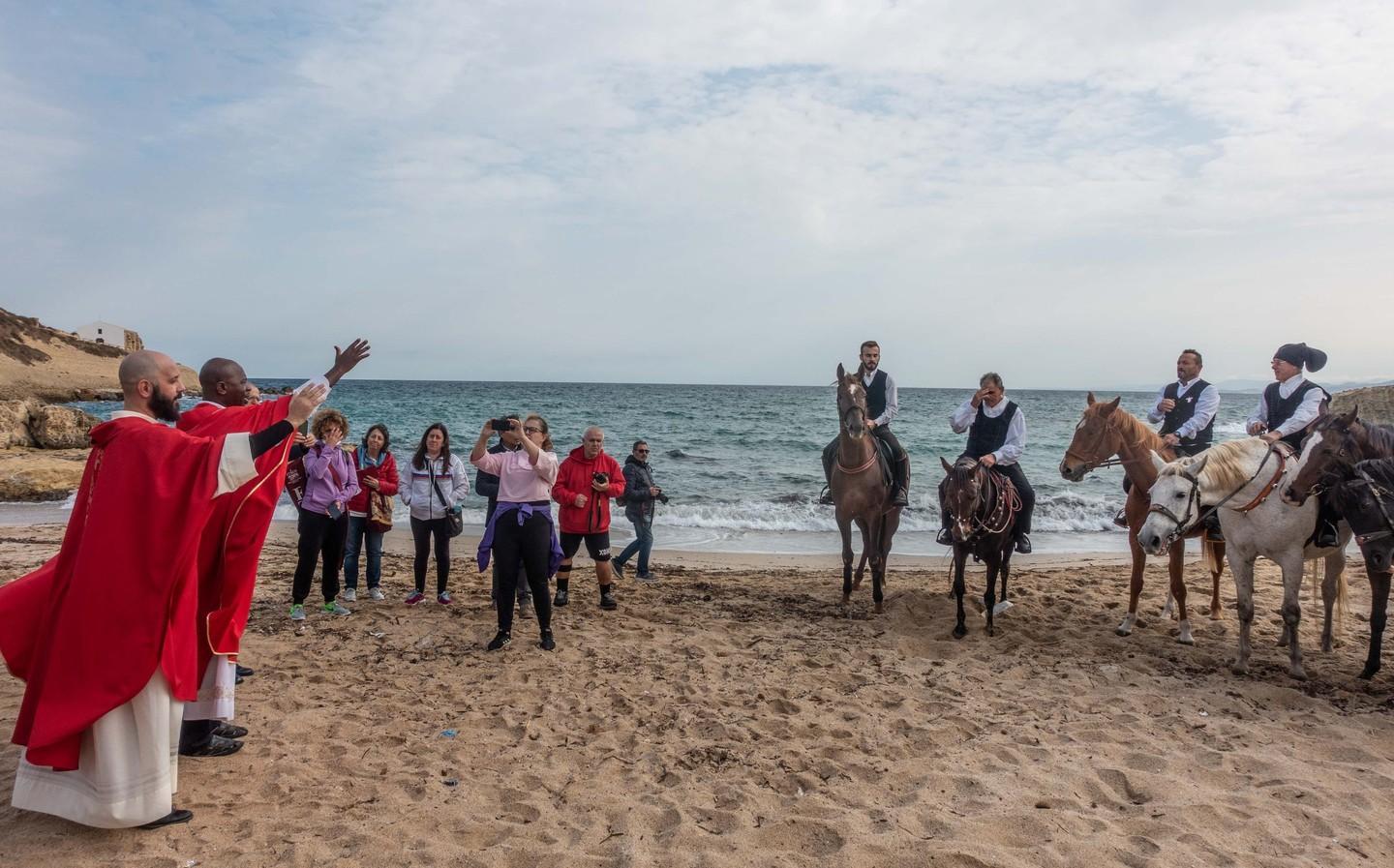 L’omaggio a San Gavino sulla spiaggia di Balai 