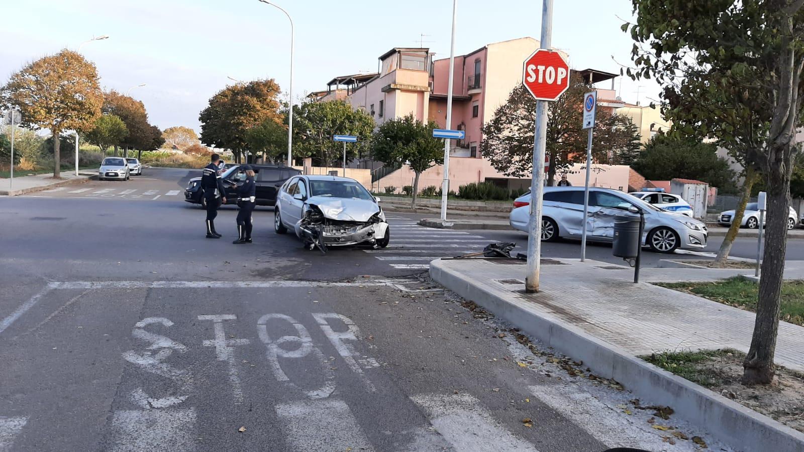 Sassari, non si ferma all'alt e si schianta all'incrocio