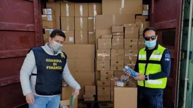 Dogane: a Spezia sequestrati 330mila dispositivi medici