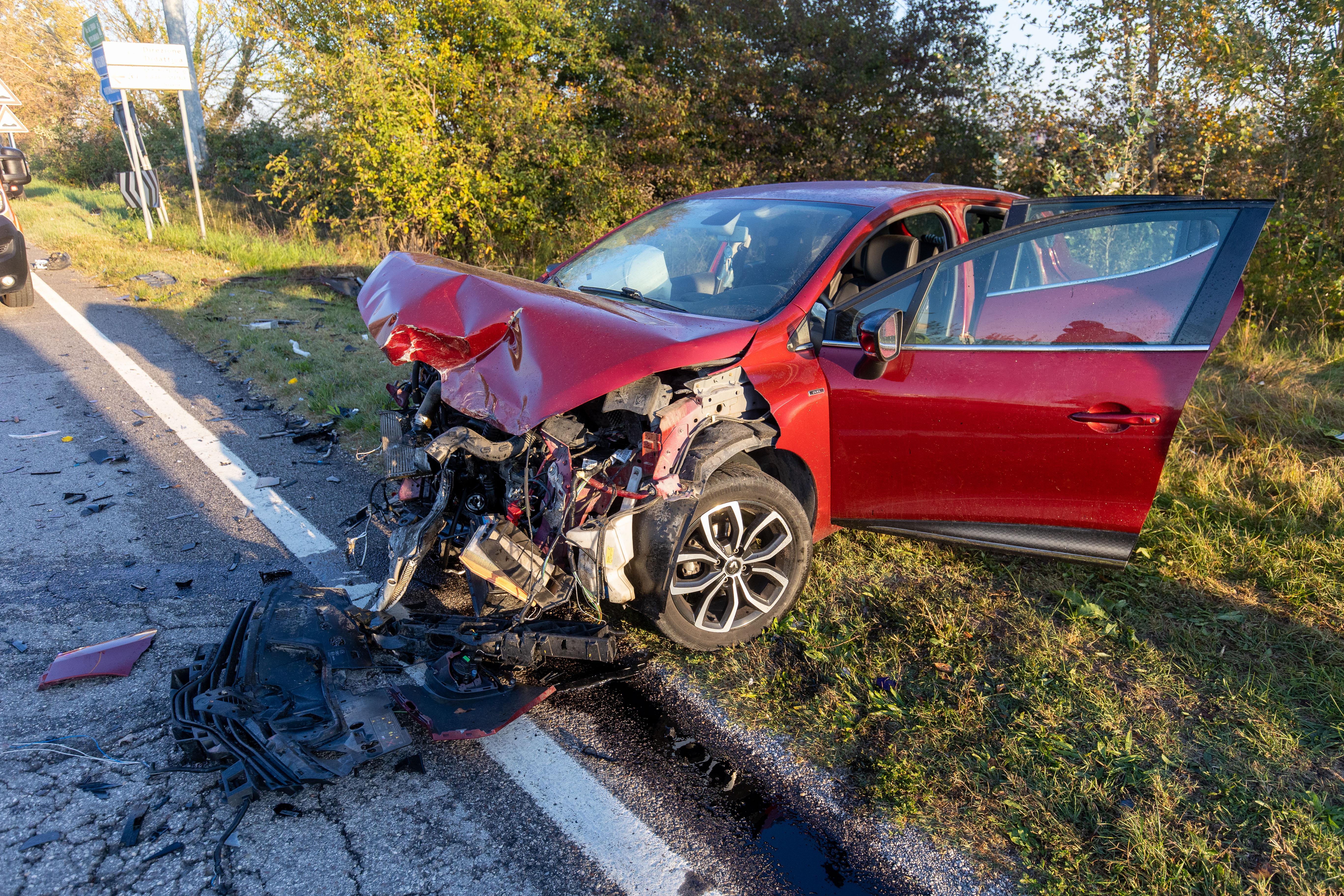 Spaventoso scontro tra auto a Ostellato: tre feriti