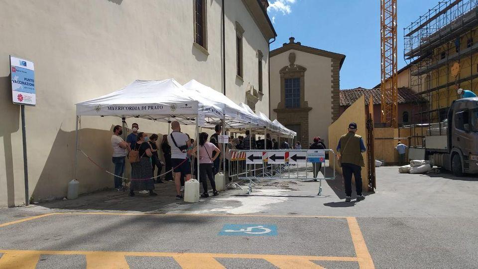 Cittadini in coda per la vaccinazione al Pellegrinaio Novo
