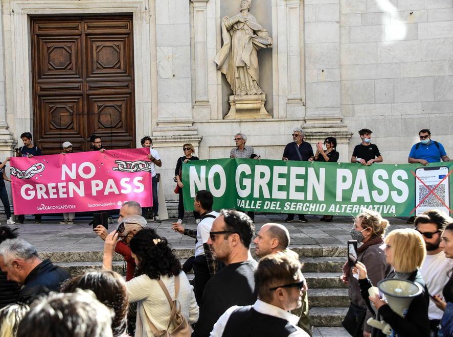 Manifestanti no-green passa