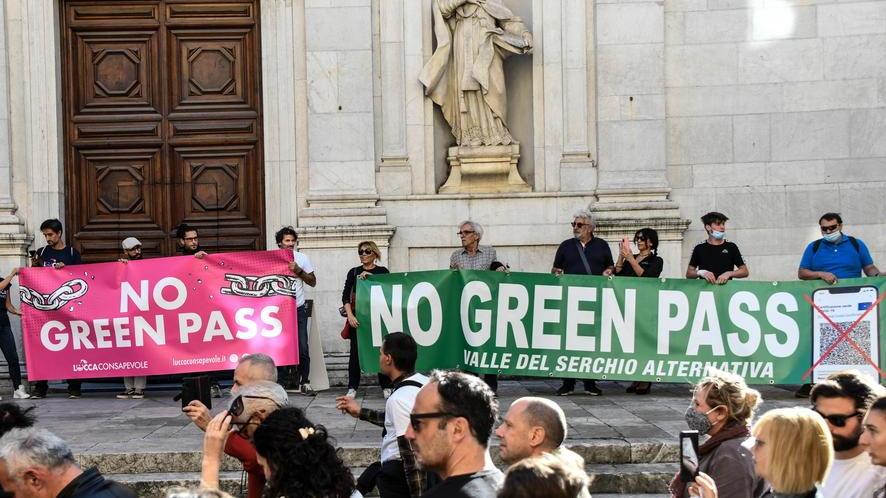 Manifestanti no-green passa