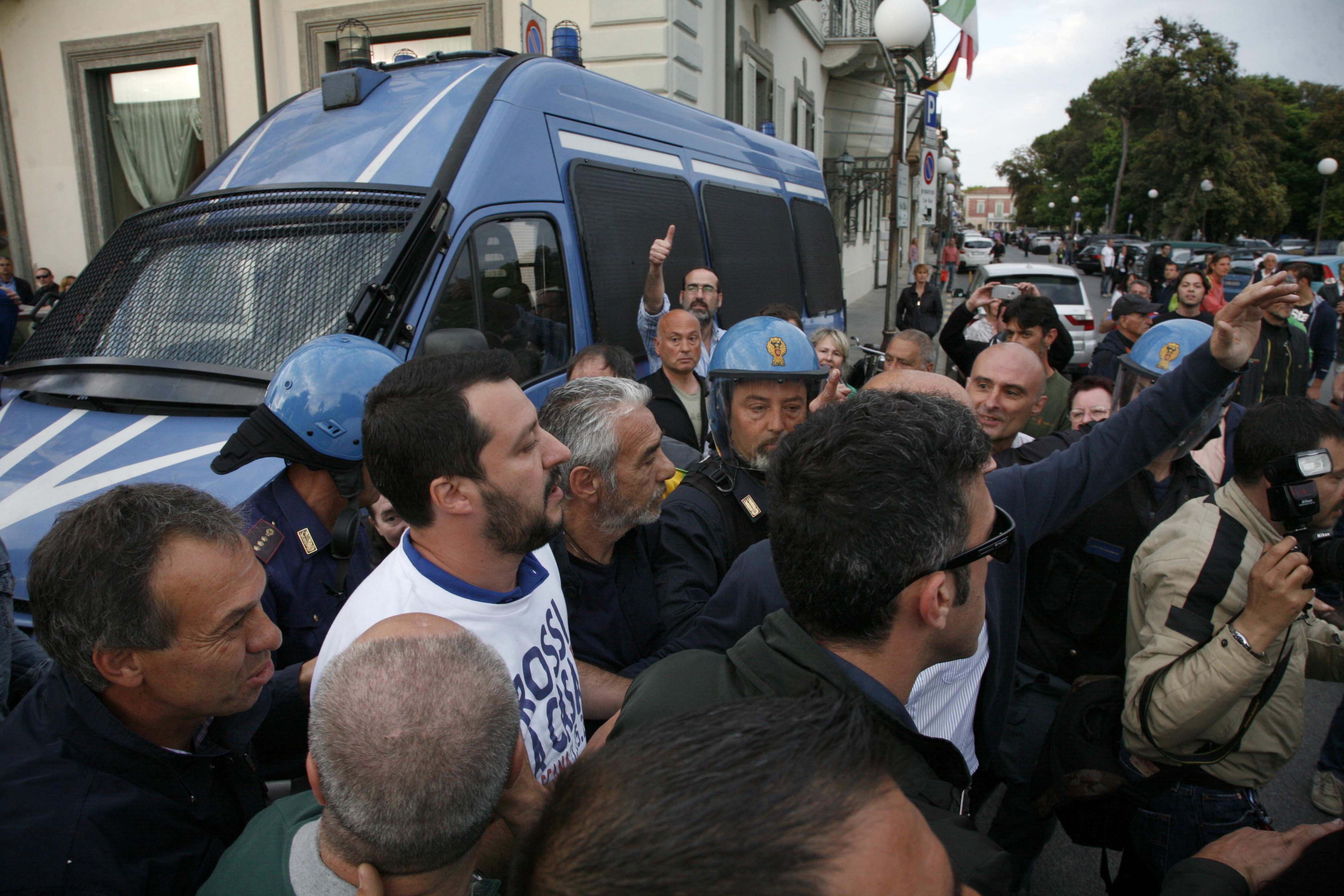 Matteo Salvini tra i poliziotti nel 2015 a Viareggio