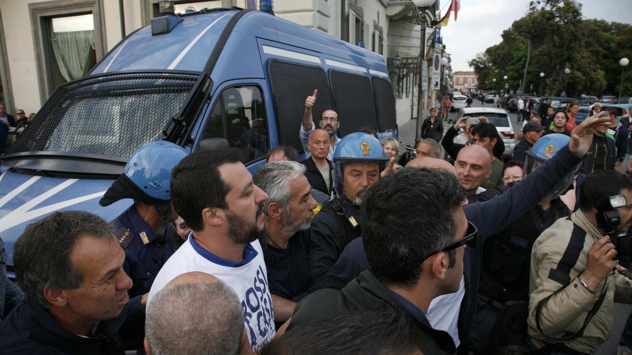 Matteo Salvini tra i poliziotti nel 2015 a Viareggio