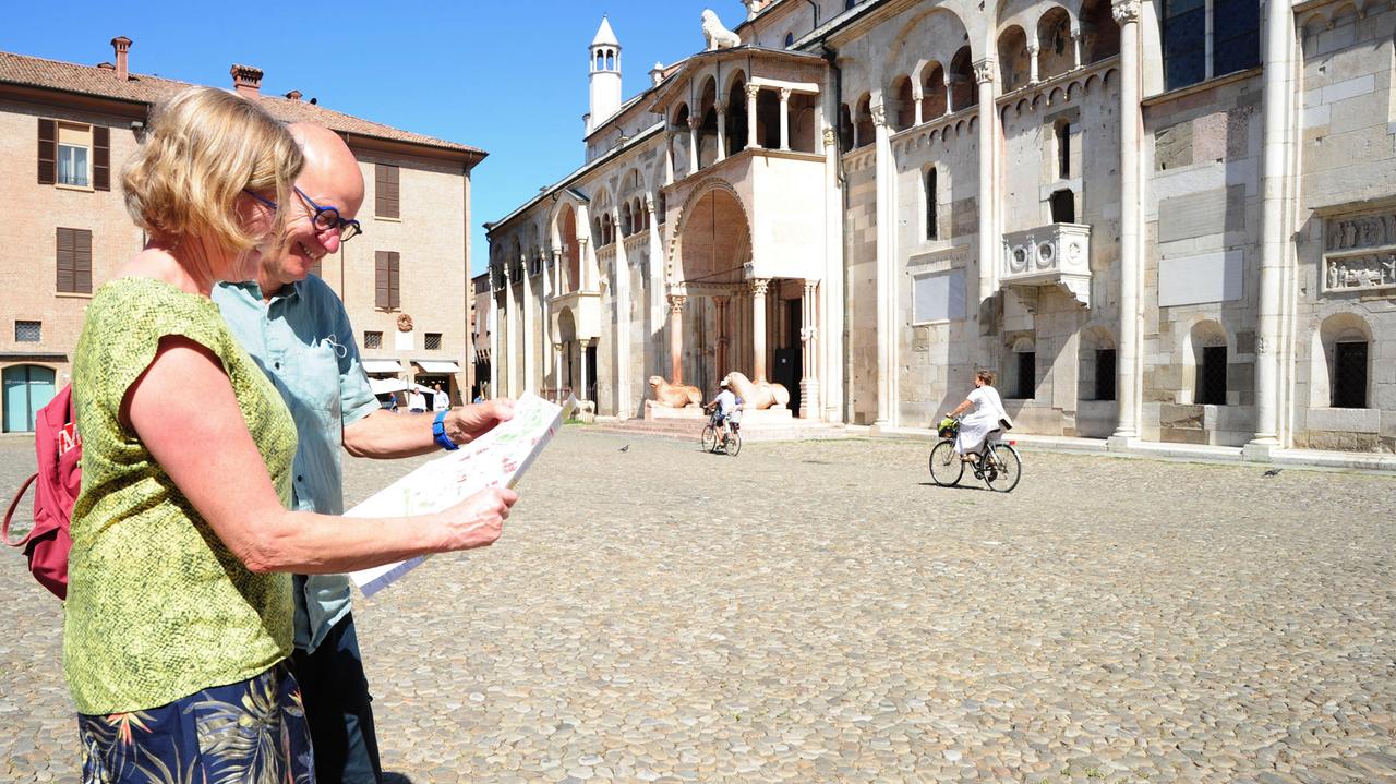 Turisti in piazza Grande a Modena
