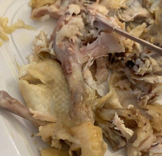 Protesta per il cibo in ospedale: «Pollo lesso pieno di grasso» 