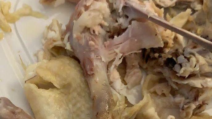 Protesta per il cibo in ospedale: «Pollo lesso pieno di grasso»
