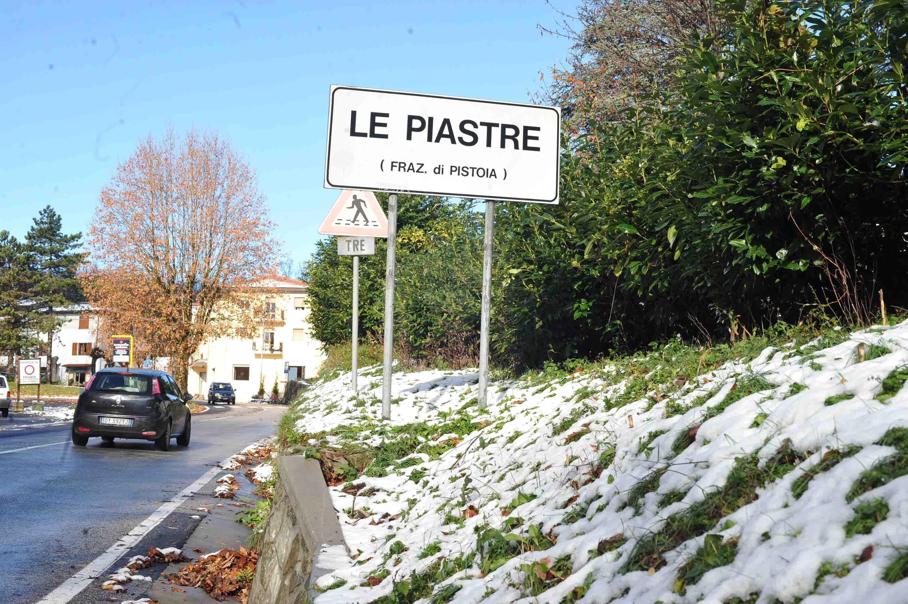 Un cartello stradale che indica Le Piastre