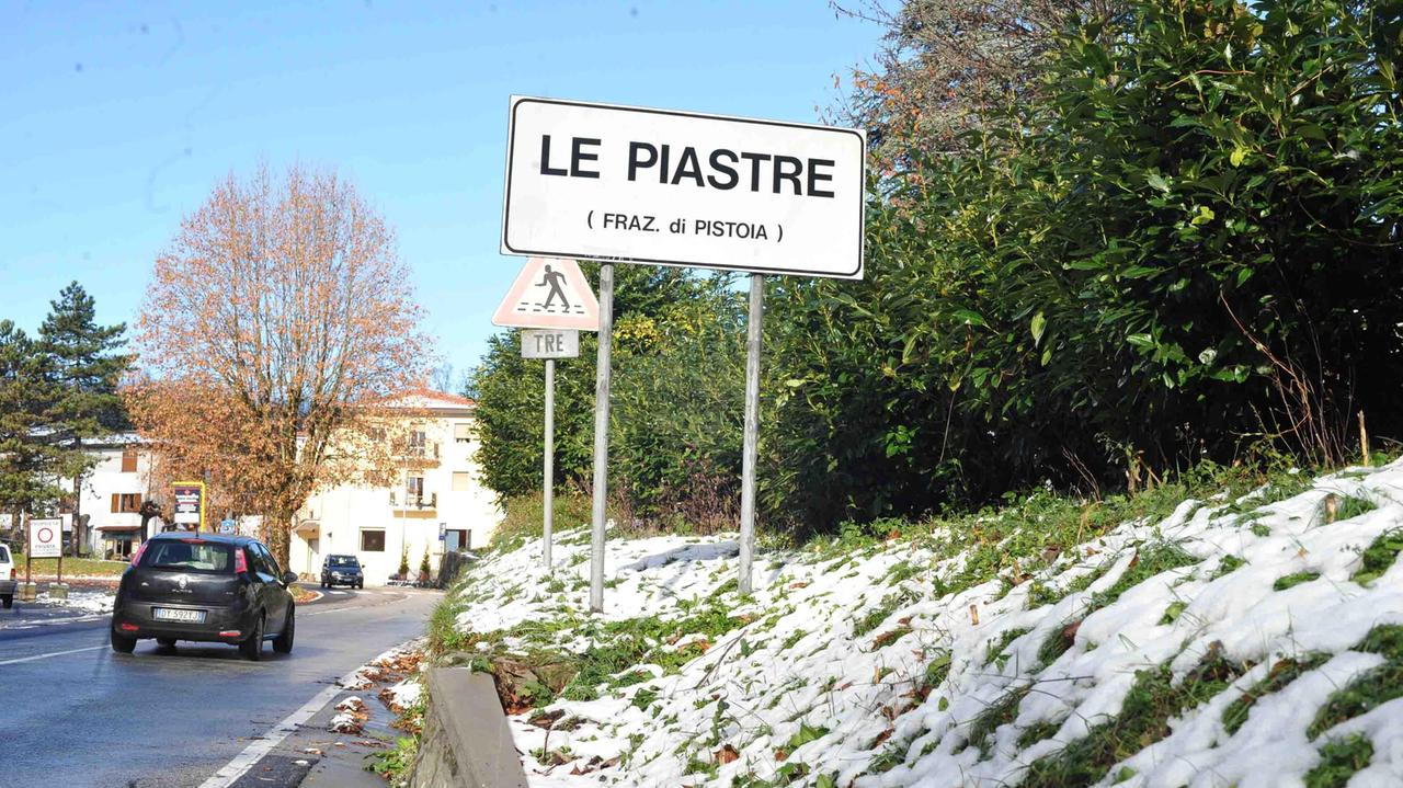 Un cartello stradale che indica Le Piastre