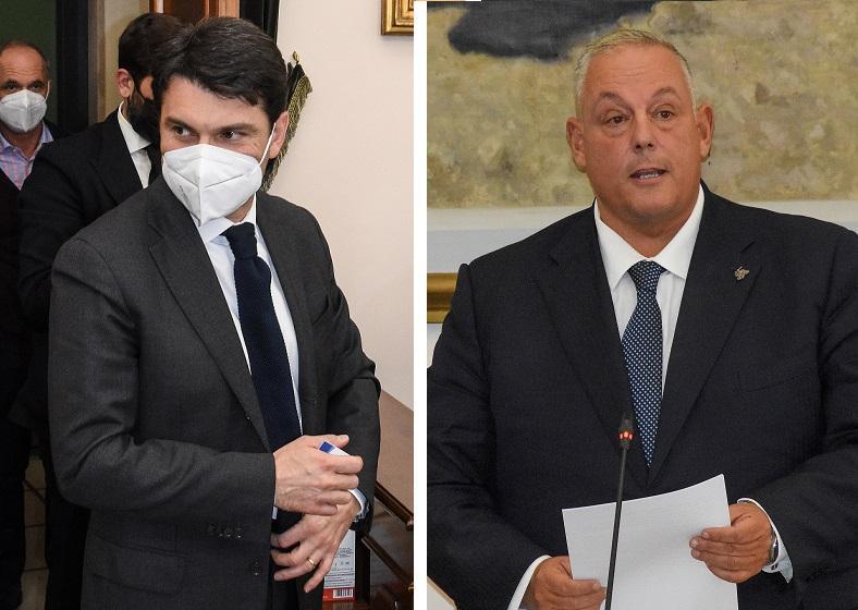 Da sinistra l'ex assessore Giacomo Cerboni, uscito dal suo scranno, martedì 26 ottobre, durante l'elezione del presidente del consiglio comunale, e il sindaco Antonfrancesco Vivarelli Colonna (foto Agenzia Bf)