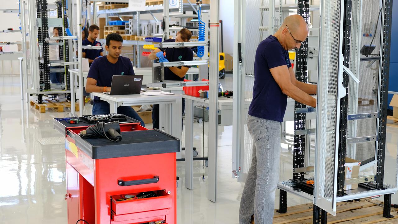 L'interno dell'azienda pisana che ha sedi a Bangkok e a San Pietoburgo e che impiega 180 persone