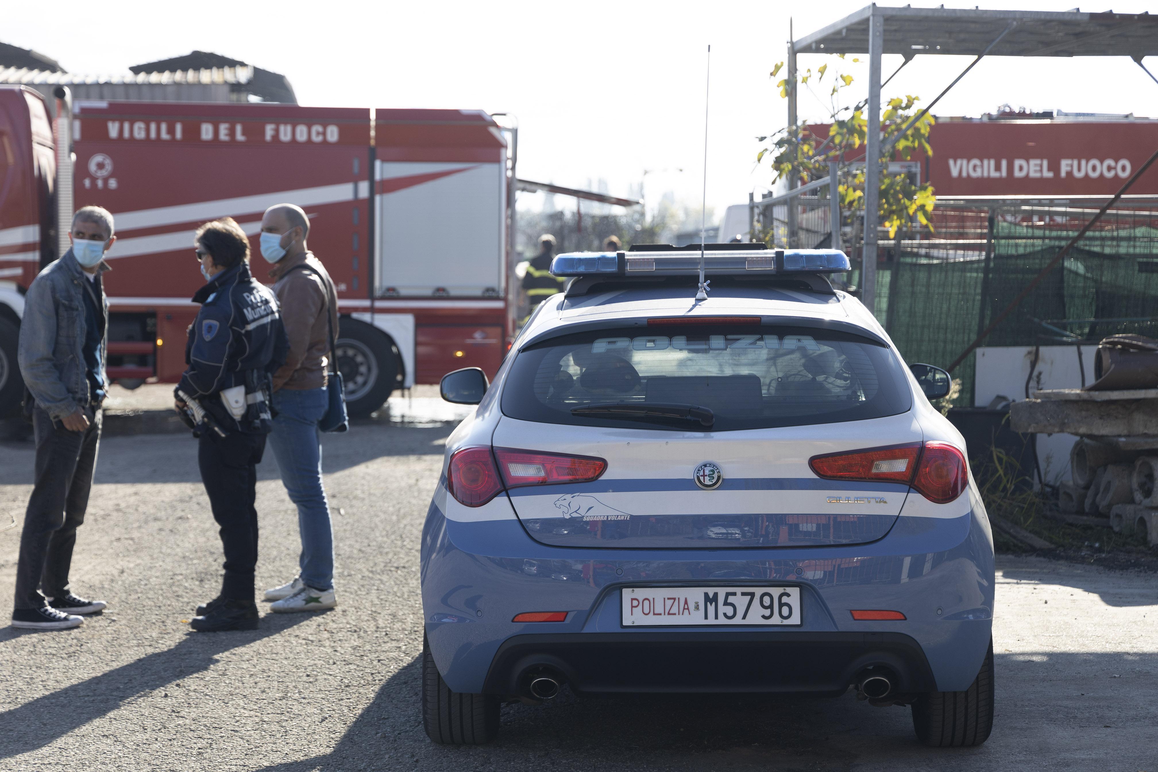 Armato di un'ascia aggredisce una coppia