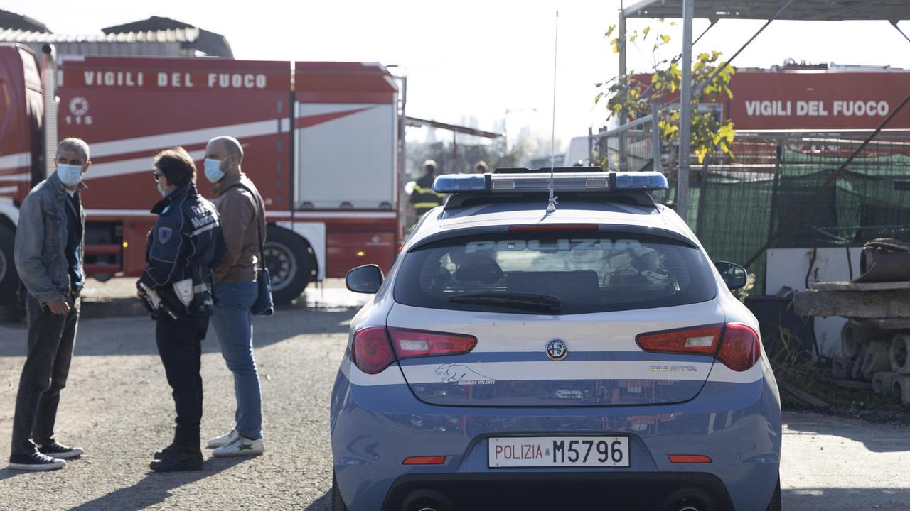 Armato di un'ascia aggredisce una coppia