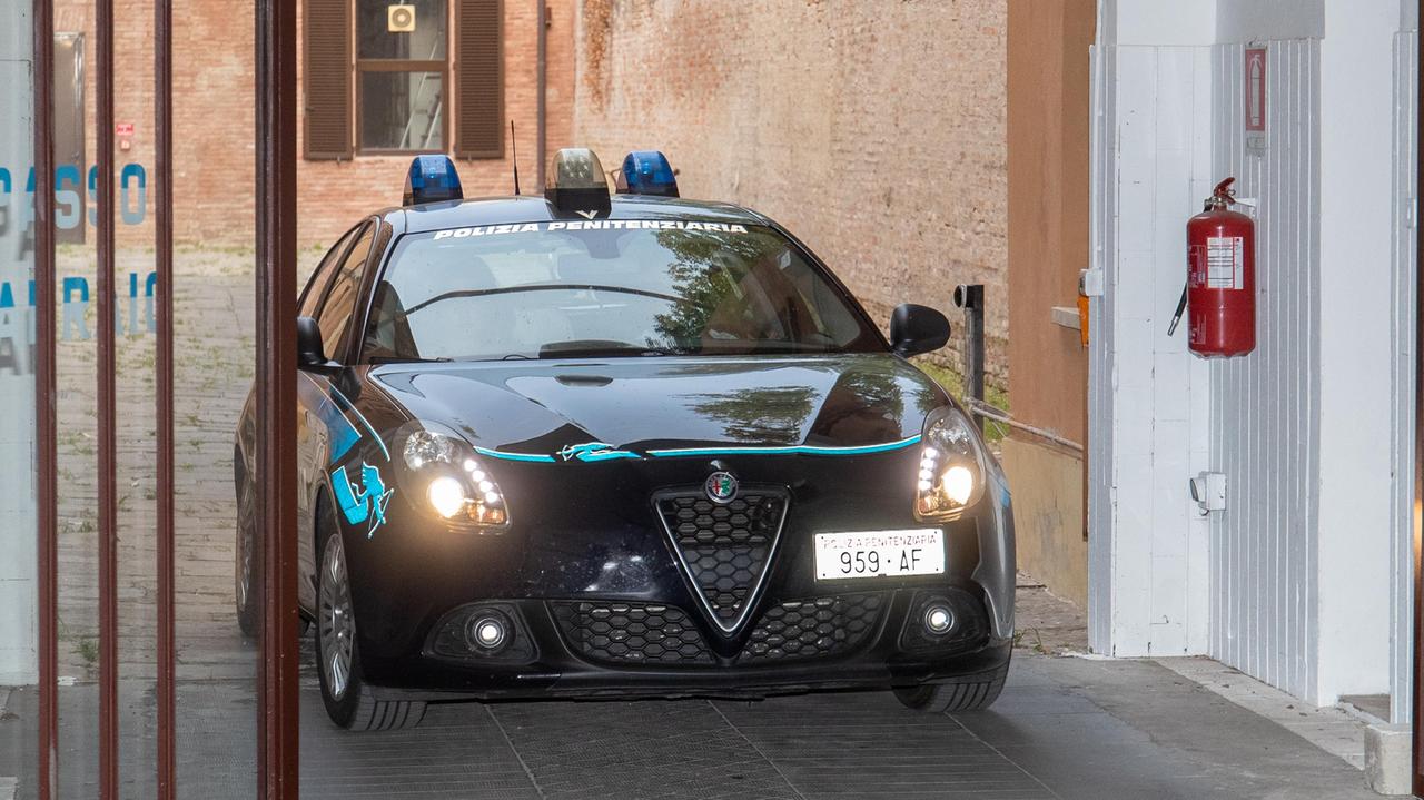 Mini telefonino in carcere, a Ferrara il primo arresto in Italia
