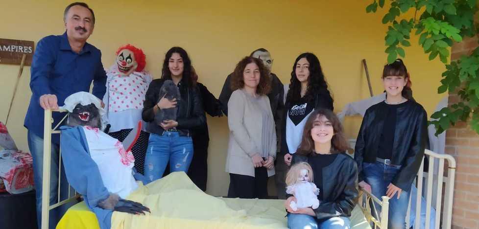 San Polo, il giardino di casa si trasforma in un set da paura per Halloween 