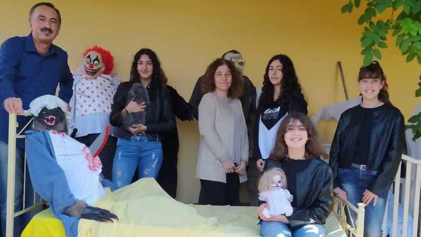 San Polo, il giardino di casa si trasforma in un set da paura per Halloween