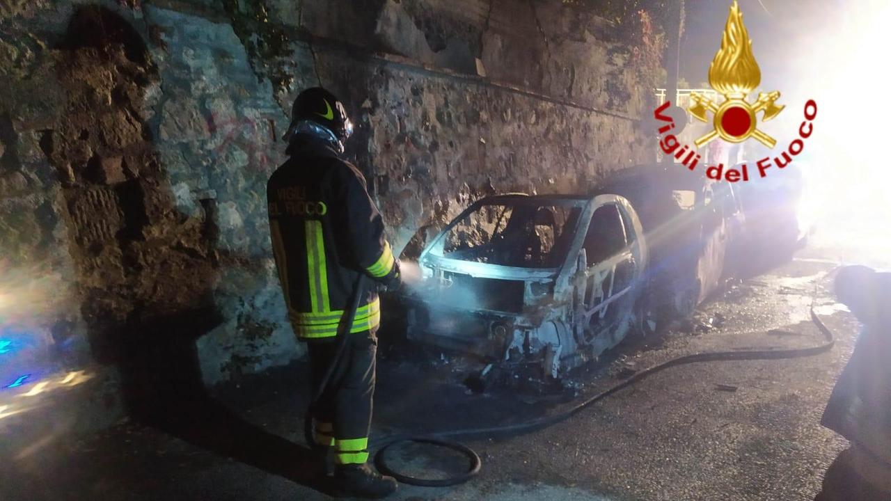 Un vigile del fuoco mentre doma ciò che resta dell'incendio