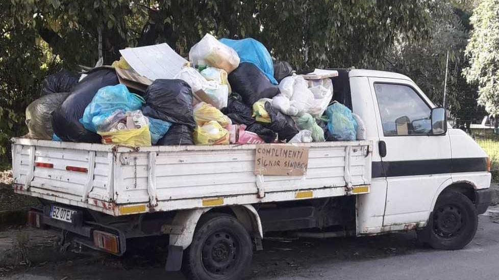 Il furgone abbandonato diventa un cassonetto «Complimenti sindaco»