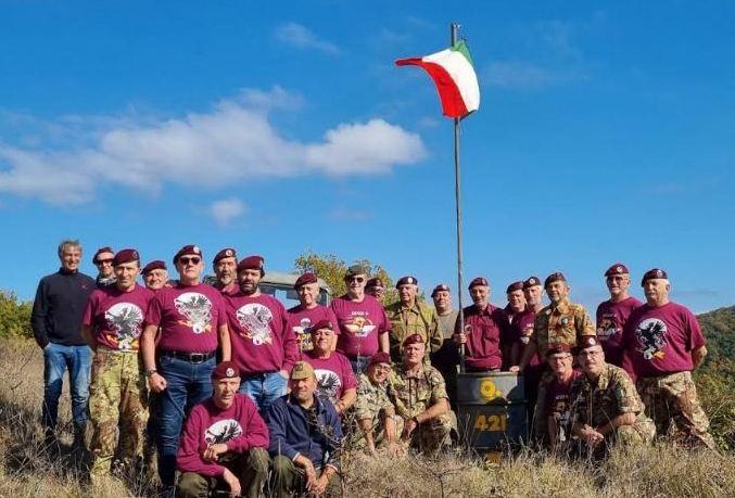 Un aiuto concreto alla scuola locale dai parà in pensione