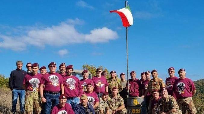 Un aiuto concreto alla scuola locale dai parà in pensione