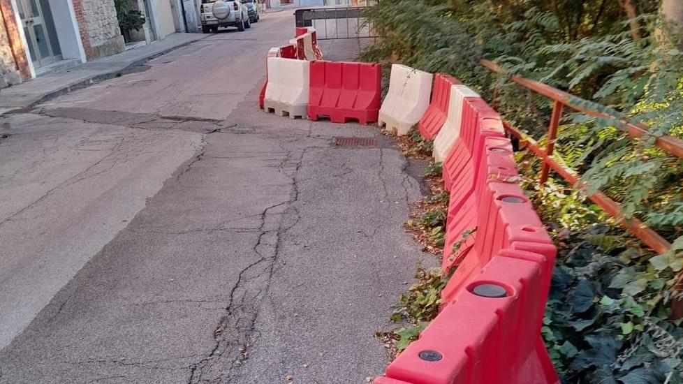 Via Vittorio Veneto «Dopo anni dalla frana è ancora transennata»