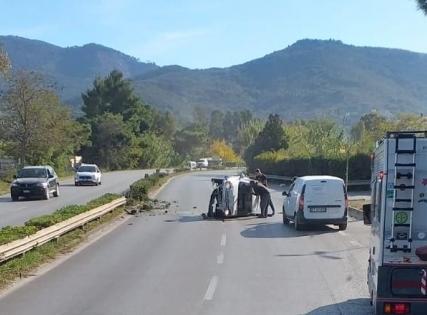 Si ribalta con l’auto sulla corsia opposta