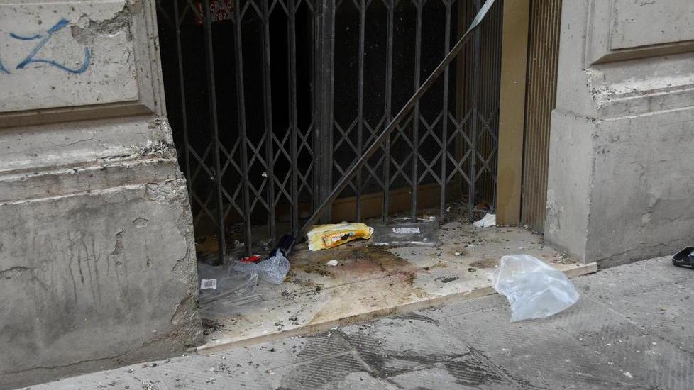 Marraccini, arrivano i vigili del fuoco Palazzo transennato e strada chiusa