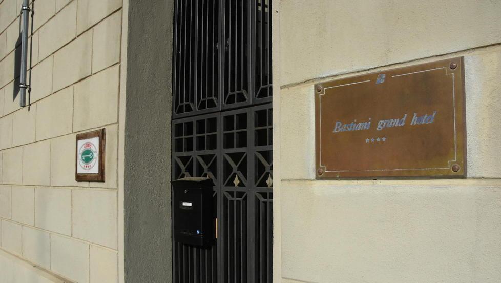 Al grand hotel Bastiani saracinesche abbassate